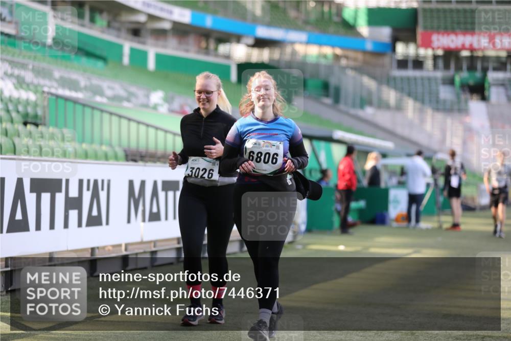 06.10.2024 - 19. swb-Marathon Bremen Yannick Fuchs http://msf.ph/oto/7446371 06.10.2024 14:09:26 Laufen im Stadion 415, 434, 963, 1345, 1402, 1581, 3026, 3954, 3956, 3957, 5590, 6806 meine-sportfotos.de