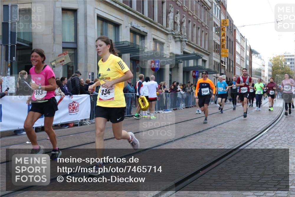 06.10.2024 - 19. swb-Marathon Bremen Strokosch-Dieckow http://msf.ph/oto/7465714 06.10.2024 13:54:48 Laufen 424, 643, 693, 834, 1374, 2059, 2121, 2194, 2232, 2275, 2384, 2649, 2700, 2714, 2715, 2916, 3010, 3040, 3081, 3204, 3504, 3541, 3551, 3575, 3664, 3730, 3761, 3823, 3987, 4123, 4230, 4277, 4383, 4750, 5044, 5313, 5344, 5418, 5507, 5535, 6130, 6556, 6558, 6887 meine-sportfotos.de