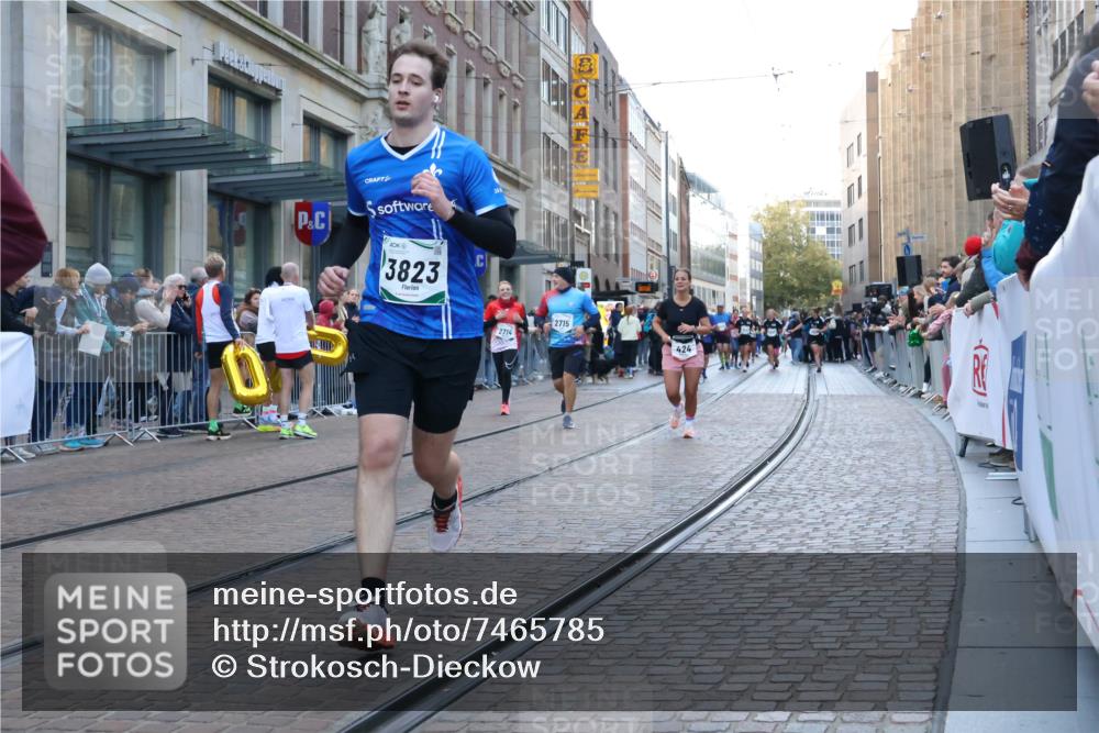 06.10.2024 - 19. swb-Marathon Bremen Strokosch-Dieckow http://msf.ph/oto/7465785 06.10.2024 13:54:55 Laufen 424, 643, 877, 942, 1264, 1374, 2057, 2059, 2121, 2232, 2275, 2598, 2649, 2700, 2714, 2715, 3010, 3081, 3204, 3504, 3541, 3551, 3575, 3664, 3730, 3743, 3761, 3823, 3987, 4123, 4230, 4277, 4383, 4750, 5148, 5257, 5313, 5344, 5418, 5535, 6556, 6558, 6887 meine-sportfotos.de
