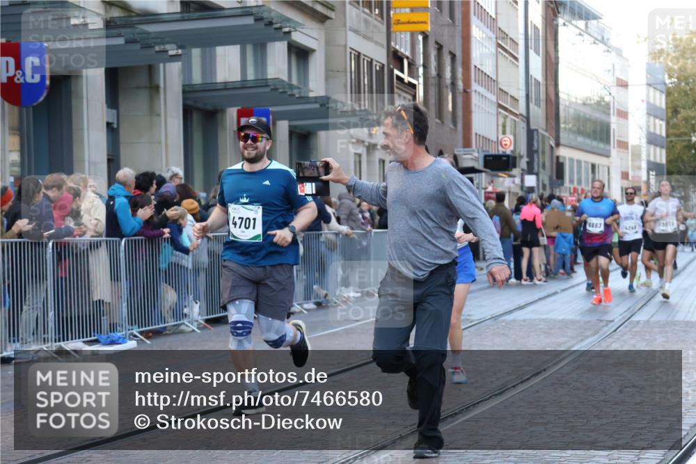 06.10.2024 - 19. swb-Marathon Bremen Strokosch-Dieckow http://msf.ph/oto/7466580 06.10.2024 13:57:16 Laufen 107, 479, 1410, 1428, 1443, 1572, 1639, 2230, 2413, 2635, 2853, 3035, 3043, 3048, 3498, 3565, 3608, 3966, 4028, 4248, 4597, 4601, 4701, 4737, 5358, 5485, 5539, 6270, 6869, 6883 meine-sportfotos.de
