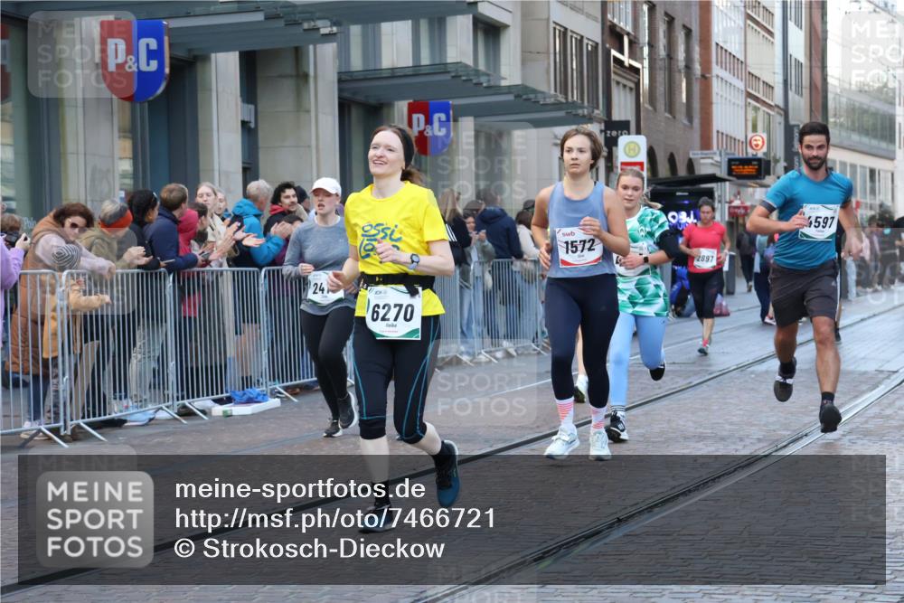 06.10.2024 - 19. swb-Marathon Bremen Strokosch-Dieckow http://msf.ph/oto/7466721 06.10.2024 13:57:39 Laufen 107, 242, 472, 479, 1410, 1414, 1428, 1572, 1639, 2413, 2451, 2452, 2897, 3043, 3489, 3552, 3840, 4011, 4028, 4597, 4601, 4896, 5358, 5485, 5539, 5758, 5934, 5949, 6270, 6447 meine-sportfotos.de