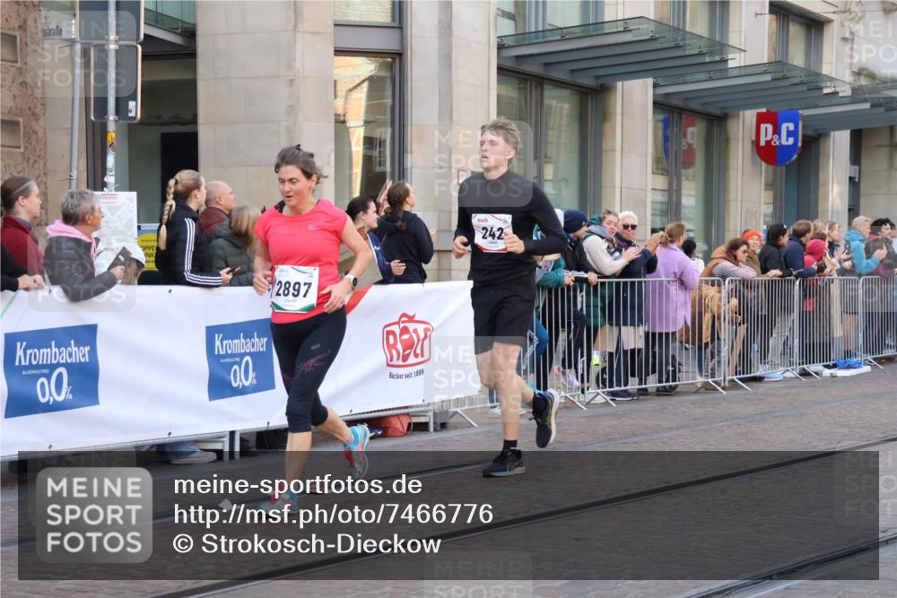 06.10.2024 - 19. swb-Marathon Bremen Strokosch-Dieckow http://msf.ph/oto/7466776 06.10.2024 13:57:48 Laufen 242, 351, 472, 1414, 1428, 1572, 2374, 2413, 2451, 2452, 2897, 3043, 3489, 3552, 3840, 4011, 4028, 4896, 5358, 5539, 5758, 5934, 5949, 6270, 6447, 6749 meine-sportfotos.de