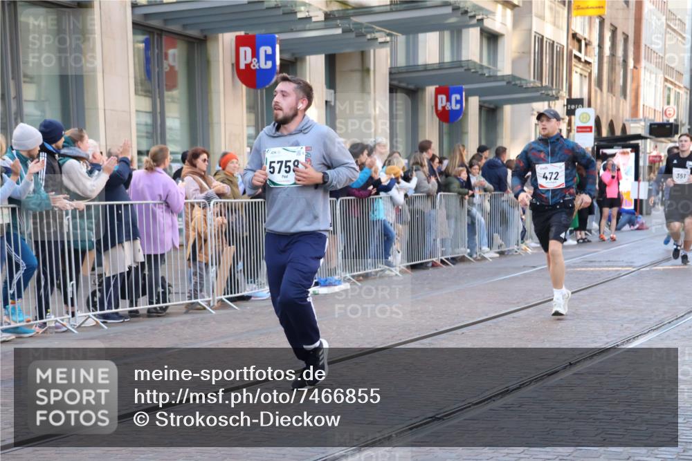 06.10.2024 - 19. swb-Marathon Bremen Strokosch-Dieckow http://msf.ph/oto/7466855 06.10.2024 13:58:06 Laufen 305, 351, 472, 993, 1115, 1328, 1414, 1629, 2374, 2440, 3489, 3634, 3807, 4748, 4840, 4896, 5637, 5758, 5949, 6447, 6749 meine-sportfotos.de