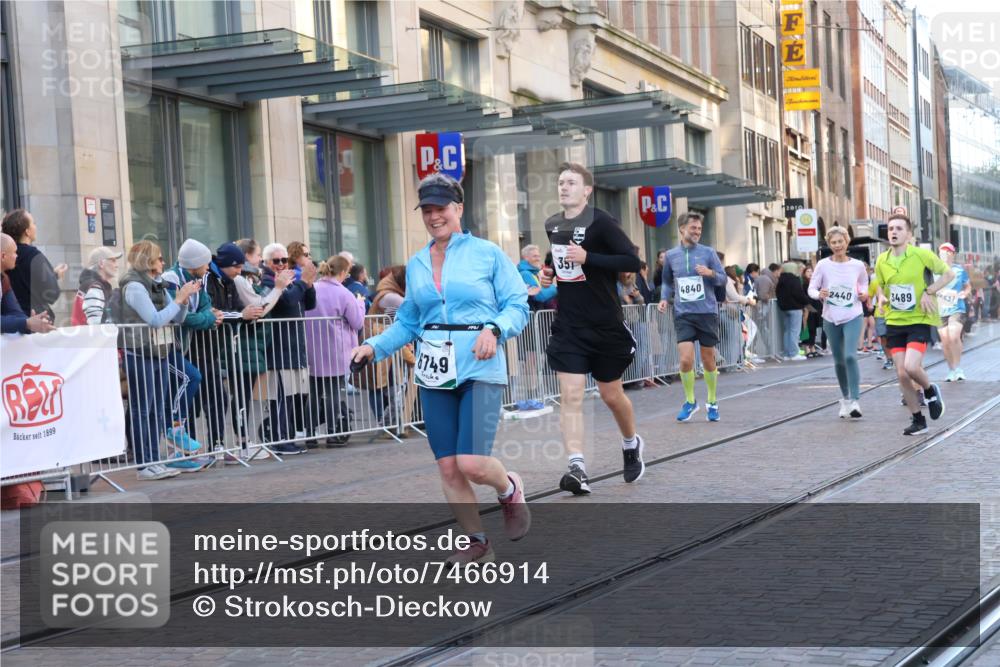 06.10.2024 - 19. swb-Marathon Bremen Strokosch-Dieckow http://msf.ph/oto/7466914 06.10.2024 13:58:12 Laufen 305, 351, 472, 993, 1115, 1328, 1414, 1559, 1595, 1629, 2038, 2374, 2440, 3489, 3634, 3807, 4748, 4840, 5637, 5758, 6749 meine-sportfotos.de
