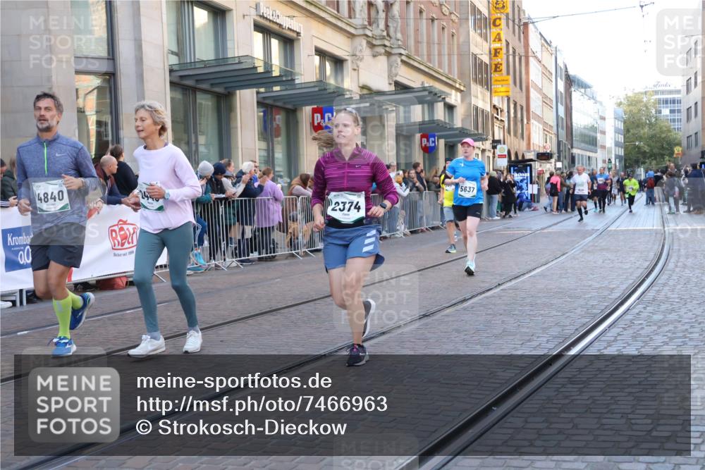 06.10.2024 - 19. swb-Marathon Bremen Strokosch-Dieckow http://msf.ph/oto/7466963 06.10.2024 13:58:17 Laufen 305, 351, 993, 1115, 1328, 1394, 1559, 1595, 1629, 2038, 2374, 2440, 3489, 3634, 3807, 4748, 4840, 5637, 5758, 6749 meine-sportfotos.de