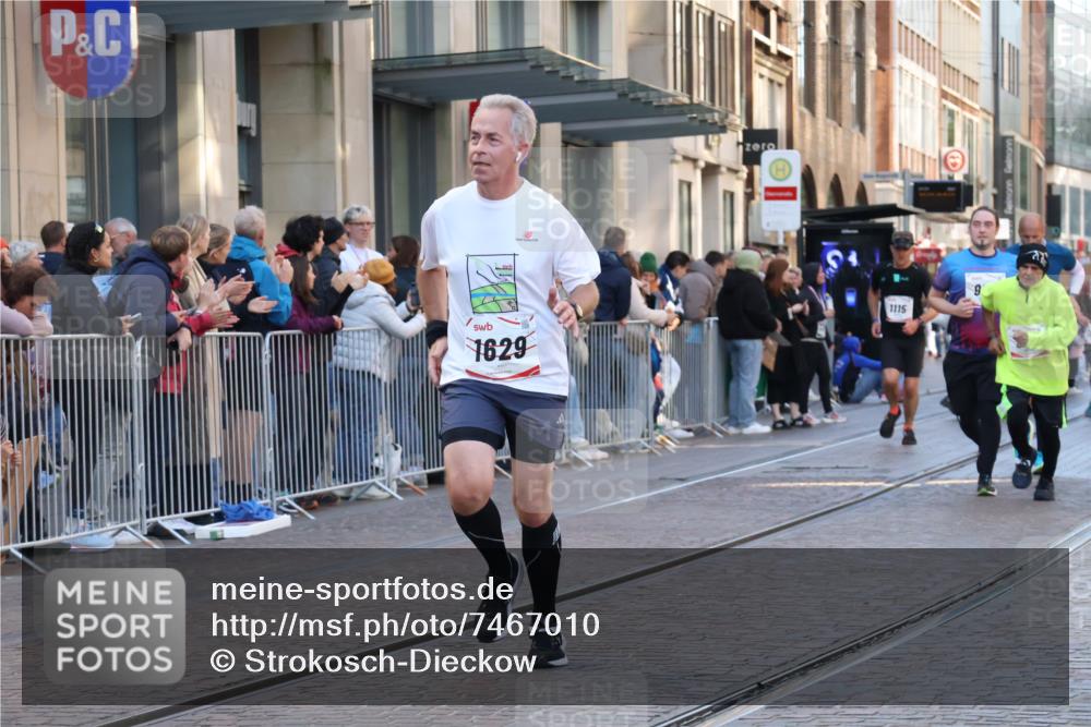 06.10.2024 - 19. swb-Marathon Bremen Strokosch-Dieckow http://msf.ph/oto/7467010 06.10.2024 13:58:24 Laufen 305, 351, 706, 993, 1115, 1328, 1394, 1559, 1595, 1629, 2038, 2365, 2374, 2440, 2641, 3634, 3807, 3808, 3809, 4748, 4840, 5031, 5476, 5637, 6554 meine-sportfotos.de