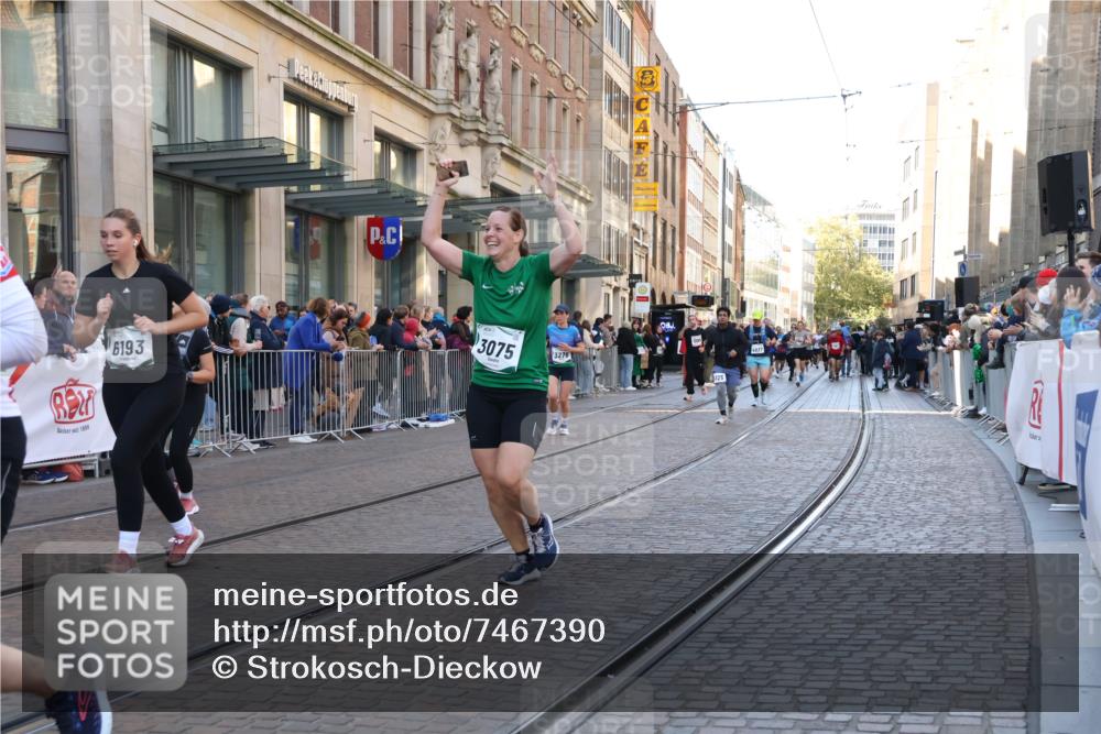 06.10.2024 - 19. swb-Marathon Bremen Strokosch-Dieckow http://msf.ph/oto/7467390 06.10.2024 13:59:28 Laufen 80, 116, 406, 507, 811, 911, 1061, 1282, 1386, 1395, 2068, 2327, 3034, 3075, 3088, 3119, 3161, 3276, 3481, 3919, 3992, 4616, 4816, 4913, 4937, 5064, 5125, 5495, 5741, 5776, 5787, 5968, 6177, 6193, 6203, 6790, 6821, 6898 meine-sportfotos.de