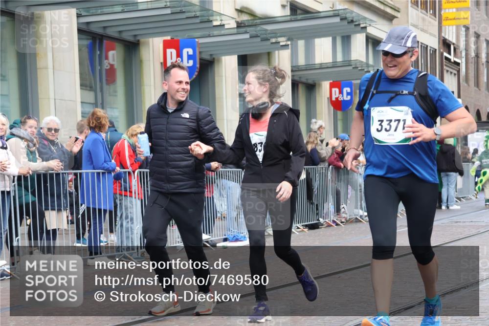 06.10.2024 - 19. swb-Marathon Bremen Strokosch-Dieckow http://msf.ph/oto/7469580 06.10.2024 14:06:10 Laufen 855, 960, 1285, 2112, 2345, 2572, 2642, 2692, 2730, 2761, 2889, 3047, 3371, 3568, 3574, 3595, 3619, 4152, 4367, 4488, 4504, 4533, 4686, 4818, 4909, 5237, 5558, 5836, 5964, 6651 meine-sportfotos.de