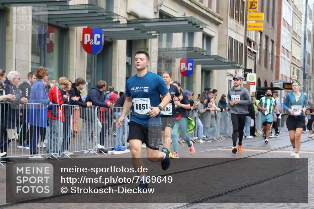 06.10.2024 - 19. swb-Marathon Bremen Strokosch-Dieckow http://msf.ph/oto/7469649 06.10.2024 14:06:29 Laufen 960, 1052, 2112, 2193, 2345, 2647, 2689, 2730, 2889, 3055, 3061, 3405, 3595, 3619, 3784, 4152, 4686, 4714, 4776, 4909, 5164, 5237, 5279, 5385, 5952, 6144, 6229, 6372, 6532, 6651, 6750 meine-sportfotos.de