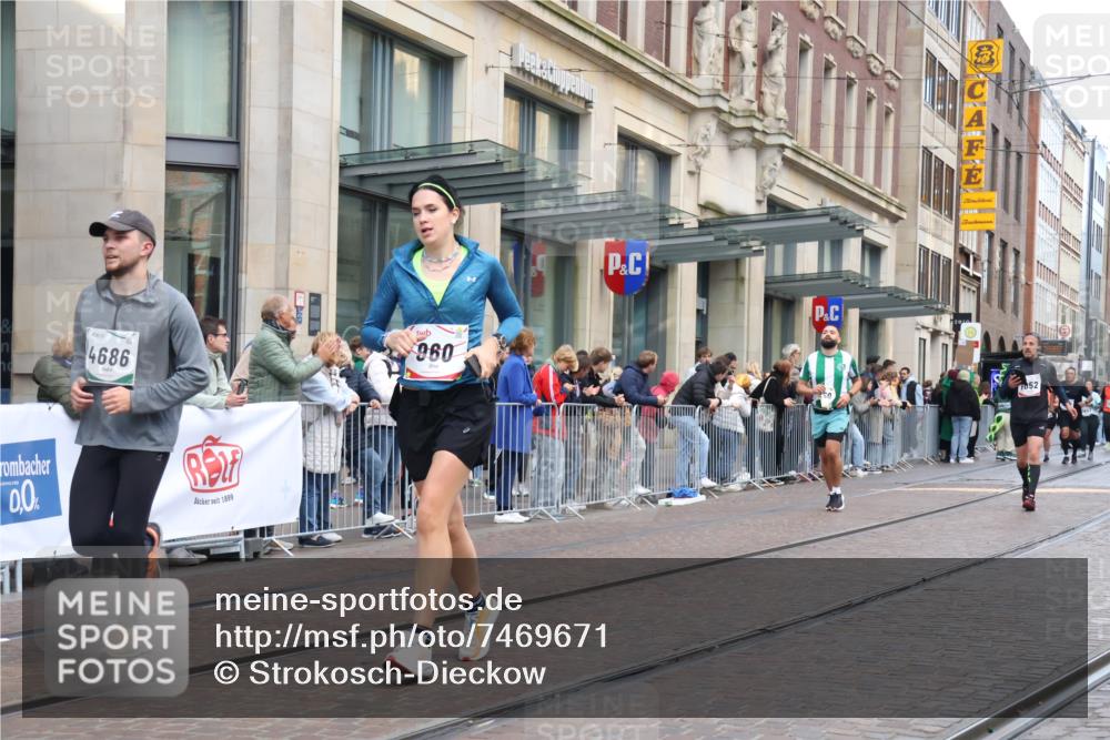 06.10.2024 - 19. swb-Marathon Bremen Strokosch-Dieckow http://msf.ph/oto/7469671 06.10.2024 14:06:35 Laufen 325, 960, 1052, 2112, 2193, 2250, 2647, 2689, 2730, 2889, 3055, 3061, 3302, 3405, 3595, 3619, 3784, 4686, 4714, 4776, 5164, 5237, 5279, 5385, 5444, 5952, 6144, 6229, 6372, 6532, 6651, 6750 meine-sportfotos.de