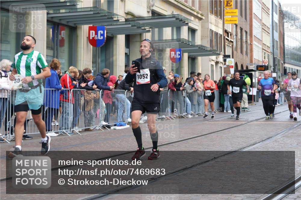 06.10.2024 - 19. swb-Marathon Bremen Strokosch-Dieckow http://msf.ph/oto/7469683 06.10.2024 14:06:38 Laufen 325, 960, 1052, 2193, 2250, 2426, 2647, 2689, 2889, 3055, 3061, 3302, 3405, 3595, 3619, 3784, 4686, 4714, 4776, 5164, 5237, 5279, 5385, 5444, 5952, 6144, 6229, 6372, 6392, 6532, 6651, 6656, 6750 meine-sportfotos.de
