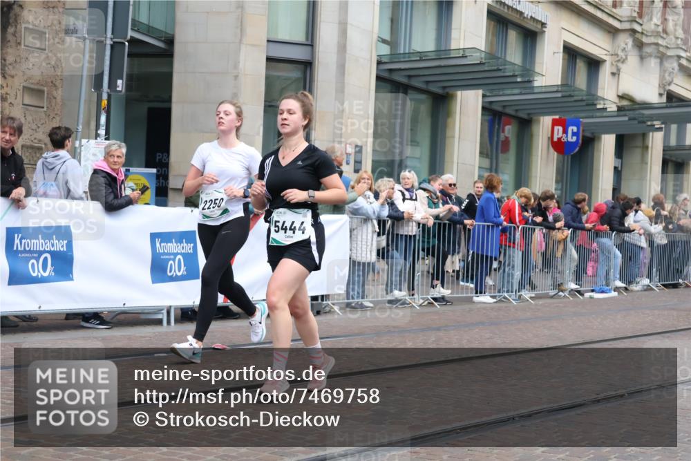 06.10.2024 - 19. swb-Marathon Bremen Strokosch-Dieckow http://msf.ph/oto/7469758 06.10.2024 14:07:06 Laufen 325, 756, 758, 866, 921, 1378, 2193, 2250, 2290, 2426, 2432, 3061, 3302, 3784, 3813, 4079, 4459, 5131, 5132, 5249, 5279, 5321, 5444, 5608, 5655, 5907, 5952, 6392, 6532, 6656, 6714 meine-sportfotos.de