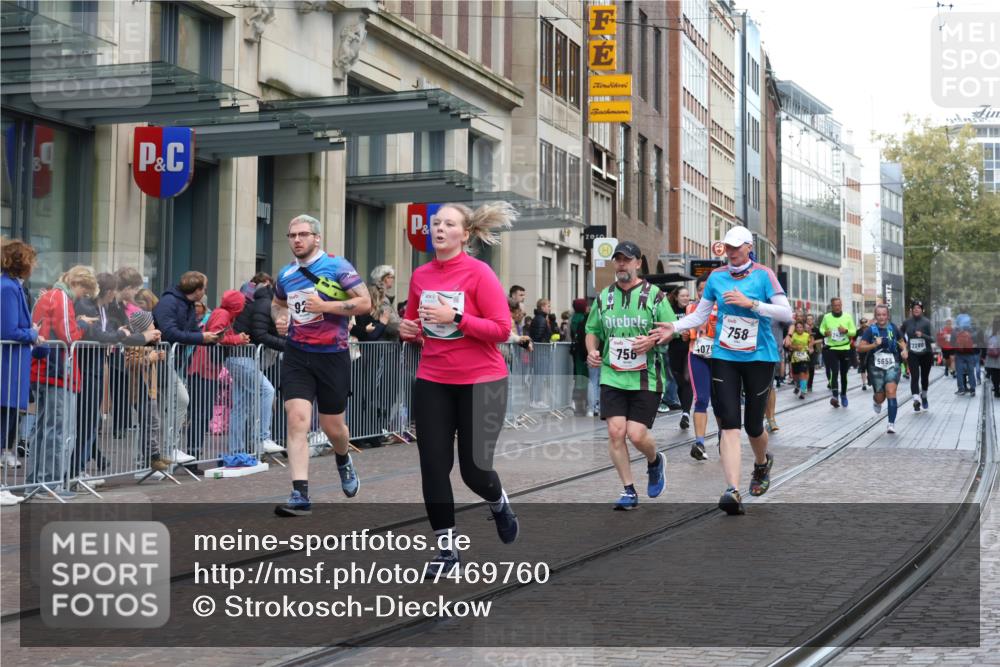 06.10.2024 - 19. swb-Marathon Bremen Strokosch-Dieckow http://msf.ph/oto/7469760 06.10.2024 14:07:07 Laufen 325, 756, 758, 866, 921, 1378, 2193, 2250, 2290, 2426, 2432, 3302, 3784, 3813, 4079, 4459, 4513, 5131, 5132, 5249, 5279, 5321, 5444, 5608, 5655, 5907, 5952, 6392, 6656, 6714 meine-sportfotos.de