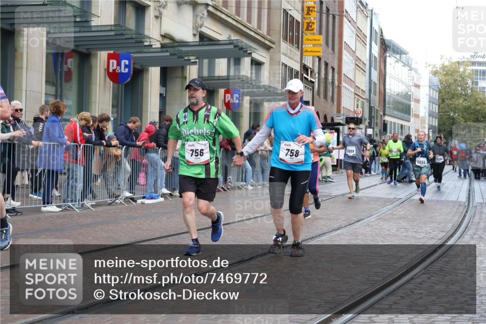 06.10.2024 - 19. swb-Marathon Bremen Strokosch-Dieckow http://msf.ph/oto/7469772 06.10.2024 14:07:09 Laufen 325, 756, 758, 866, 921, 1378, 2193, 2250, 2290, 2426, 2432, 3118, 3302, 3784, 3813, 4079, 4459, 4513, 5131, 5132, 5249, 5279, 5321, 5444, 5608, 5655, 5907, 6392, 6656, 6714 meine-sportfotos.de