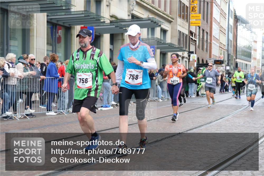 06.10.2024 - 19. swb-Marathon Bremen Strokosch-Dieckow http://msf.ph/oto/7469777 06.10.2024 14:07:10 Laufen 325, 756, 758, 866, 921, 1378, 2250, 2290, 2426, 2432, 3118, 3302, 3813, 4079, 4459, 4513, 5131, 5132, 5249, 5321, 5444, 5608, 5655, 5907, 6392, 6656, 6714 meine-sportfotos.de