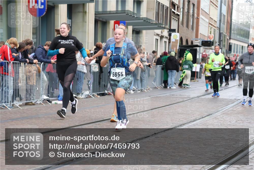 06.10.2024 - 19. swb-Marathon Bremen Strokosch-Dieckow http://msf.ph/oto/7469793 06.10.2024 14:07:13 Laufen 756, 758, 866, 887, 921, 1378, 2290, 2426, 2432, 3118, 3302, 3553, 3715, 3813, 4079, 4459, 4513, 5131, 5132, 5249, 5321, 5608, 5655, 5907, 6392, 6656, 6714 meine-sportfotos.de