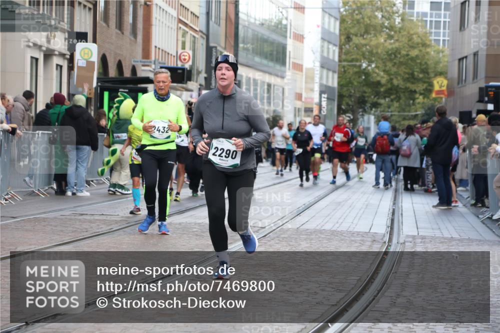 06.10.2024 - 19. swb-Marathon Bremen Strokosch-Dieckow http://msf.ph/oto/7469800 06.10.2024 14:07:15 Laufen 756, 758, 866, 887, 921, 1378, 2290, 2426, 2432, 3118, 3302, 3553, 3715, 3813, 4047, 4048, 4079, 4459, 4513, 5131, 5132, 5249, 5321, 5608, 5655, 5907, 6392, 6656, 6714 meine-sportfotos.de