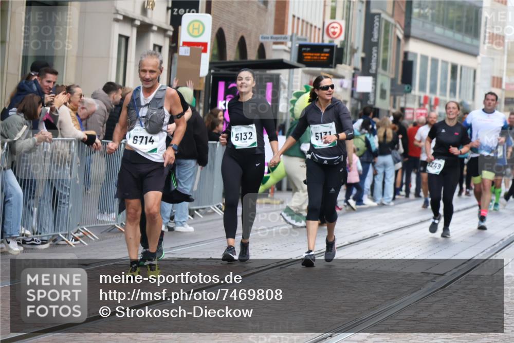 06.10.2024 - 19. swb-Marathon Bremen Strokosch-Dieckow http://msf.ph/oto/7469808 06.10.2024 14:07:20 Laufen 756, 758, 866, 887, 921, 1378, 2290, 2432, 3118, 3553, 3715, 3813, 4047, 4048, 4079, 4269, 4459, 4513, 5131, 5132, 5249, 5321, 5608, 5655, 5907, 6283, 6714 meine-sportfotos.de