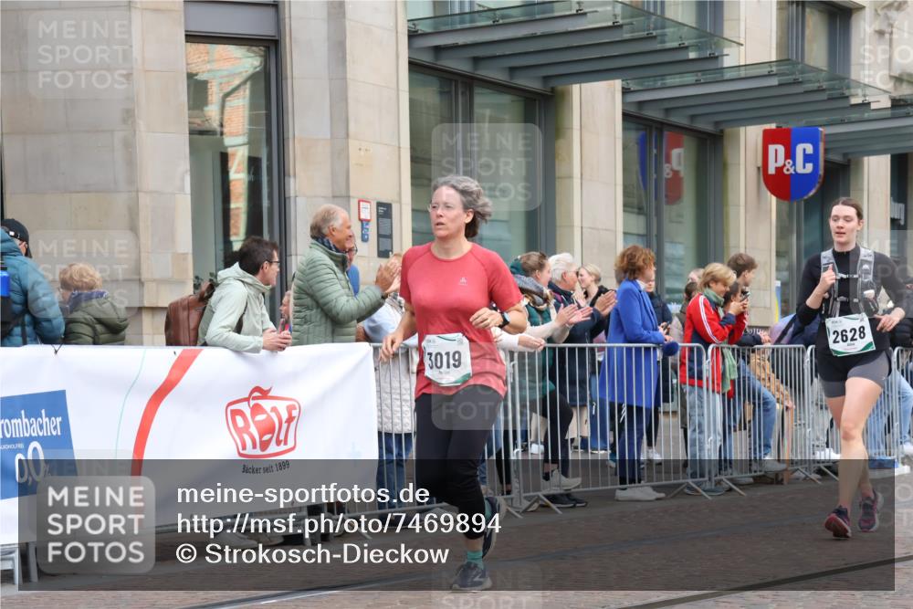 06.10.2024 - 19. swb-Marathon Bremen Strokosch-Dieckow http://msf.ph/oto/7469894 06.10.2024 14:07:58 Laufen 267, 2433, 2510, 2628, 2870, 3019, 4634, 4935, 5033, 6884 meine-sportfotos.de