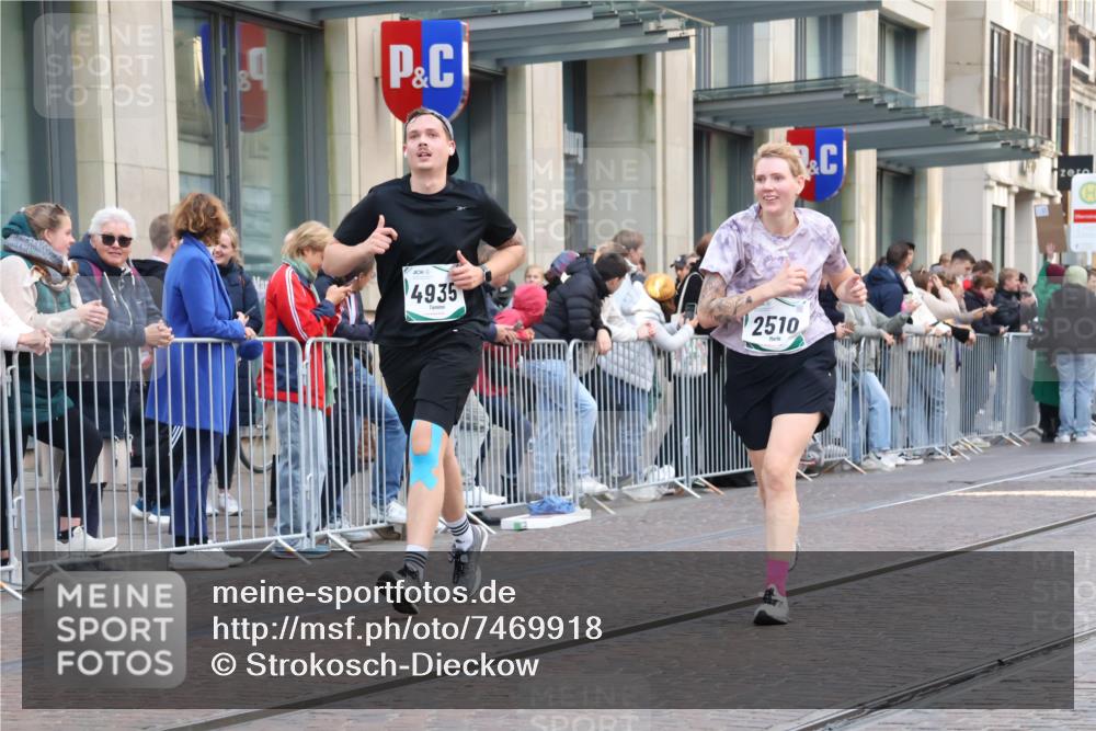 06.10.2024 - 19. swb-Marathon Bremen Strokosch-Dieckow http://msf.ph/oto/7469918 06.10.2024 14:08:13 Laufen 267, 2153, 2510, 2870, 3227, 3480, 4560, 4634, 4935, 5033, 5266, 5422, 5517, 6023, 6884 meine-sportfotos.de