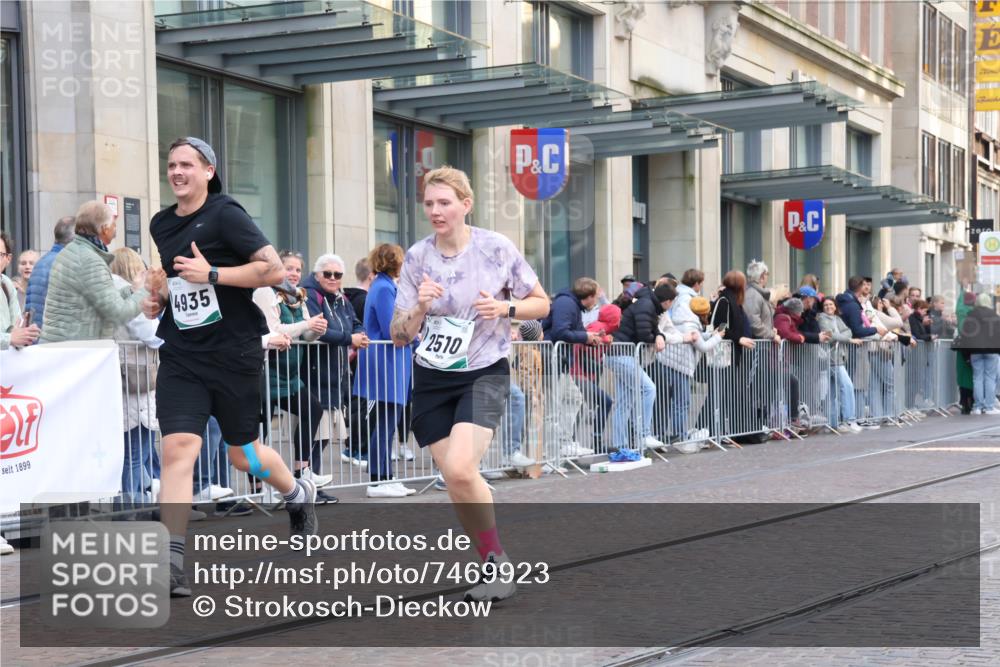 06.10.2024 - 19. swb-Marathon Bremen Strokosch-Dieckow http://msf.ph/oto/7469923 06.10.2024 14:08:14 Laufen 267, 2153, 2510, 2870, 3227, 3480, 4560, 4634, 4935, 5033, 5266, 5422, 5517, 6023, 6884 meine-sportfotos.de