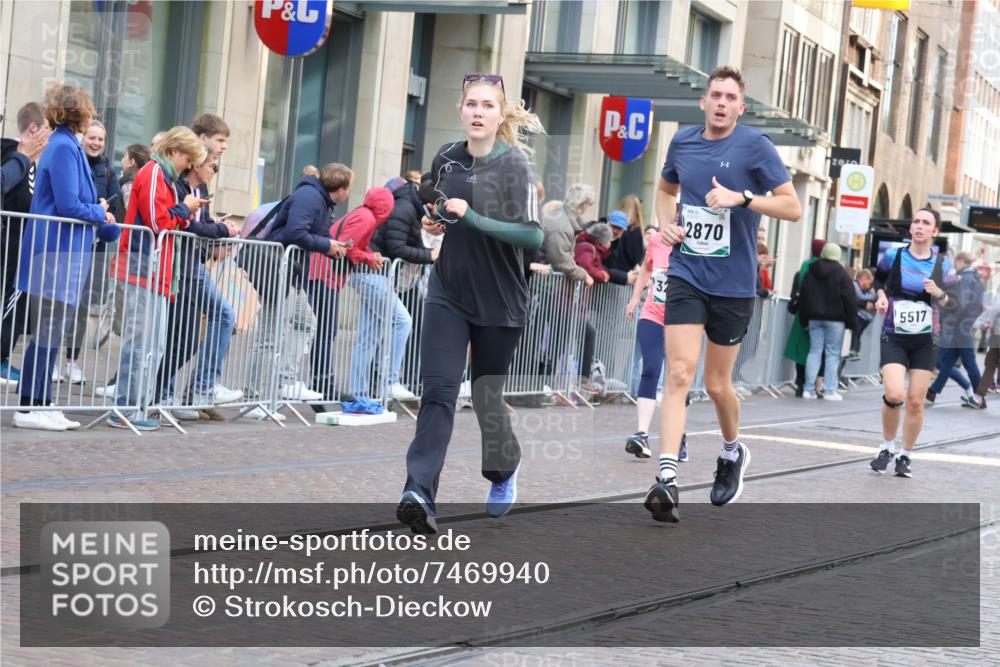 06.10.2024 - 19. swb-Marathon Bremen Strokosch-Dieckow http://msf.ph/oto/7469940 06.10.2024 14:08:27 Laufen 267, 502, 2153, 2320, 2870, 3227, 3323, 3480, 3842, 4560, 4634, 5149, 5266, 5422, 5517, 6023, 6539, 6922 meine-sportfotos.de