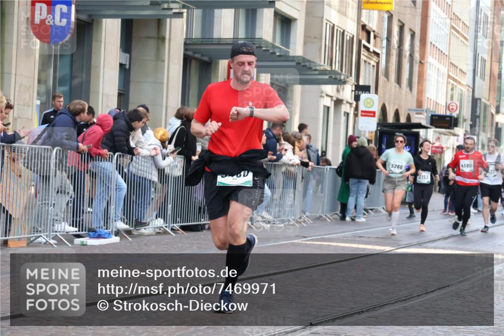 06.10.2024 - 19. swb-Marathon Bremen Strokosch-Dieckow http://msf.ph/oto/7469971 06.10.2024 14:08:33 Laufen 267, 502, 2153, 2320, 2870, 3227, 3323, 3480, 3842, 4560, 4634, 4832, 5149, 5266, 5422, 5517, 5519, 6023, 6539, 6922 meine-sportfotos.de