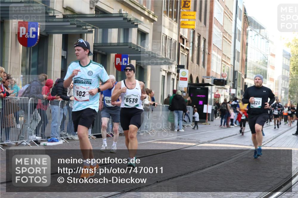 06.10.2024 - 19. swb-Marathon Bremen Strokosch-Dieckow http://msf.ph/oto/7470011 06.10.2024 14:08:51 Laufen 502, 1262, 2320, 2651, 2932, 3323, 3768, 3842, 3986, 4345, 4832, 5149, 5519, 6539, 6753, 6922 meine-sportfotos.de