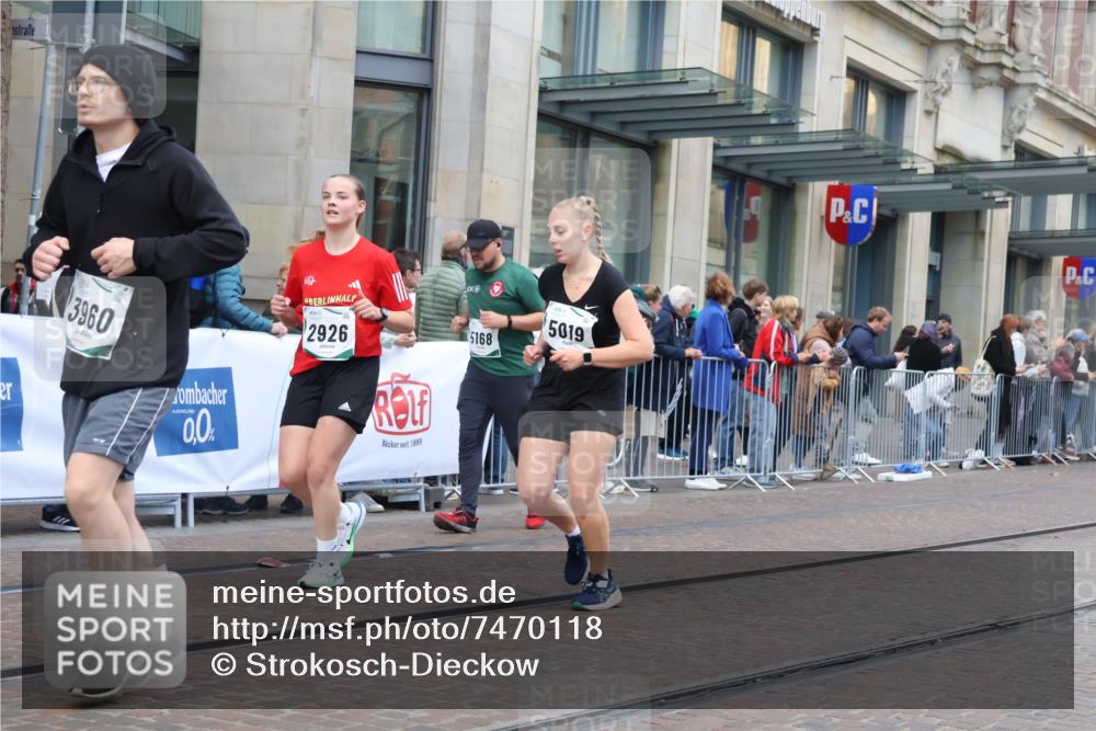 06.10.2024 - 19. swb-Marathon Bremen Strokosch-Dieckow http://msf.ph/oto/7470118 06.10.2024 14:09:30 Laufen 2126, 2218, 2926, 3327, 3717, 3848, 3889, 3915, 3960, 4487, 4511, 4787, 4797, 4798, 4992, 5011, 5019, 5168, 5199, 5236, 6120 meine-sportfotos.de