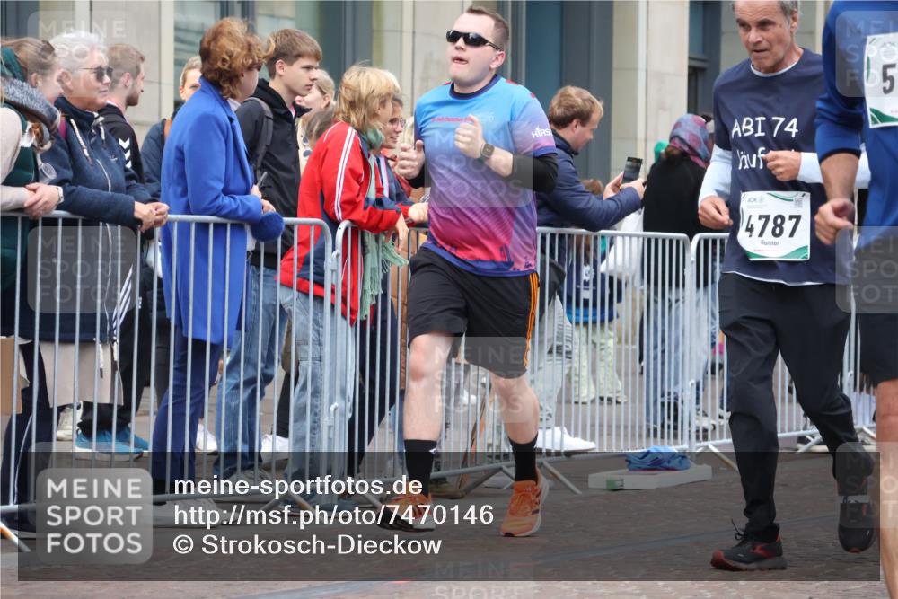 06.10.2024 - 19. swb-Marathon Bremen Strokosch-Dieckow http://msf.ph/oto/7470146 06.10.2024 14:09:38 Laufen 284, 679, 2126, 2798, 2926, 3327, 3889, 3960, 4487, 4787, 4797, 4798, 5011, 5019, 5168, 5199, 5200, 6120, 6134 meine-sportfotos.de