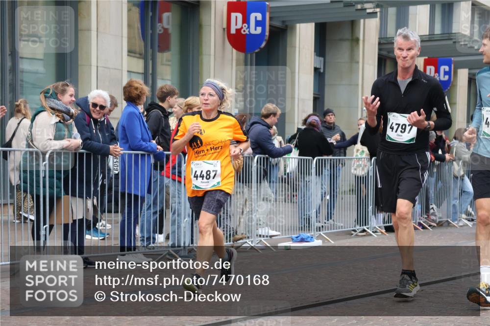 06.10.2024 - 19. swb-Marathon Bremen Strokosch-Dieckow http://msf.ph/oto/7470168 06.10.2024 14:09:50 Laufen 284, 679, 907, 1514, 2126, 2798, 4487, 4787, 4797, 4798, 5011, 5200, 5652, 5936, 6015, 6016, 6120, 6134 meine-sportfotos.de
