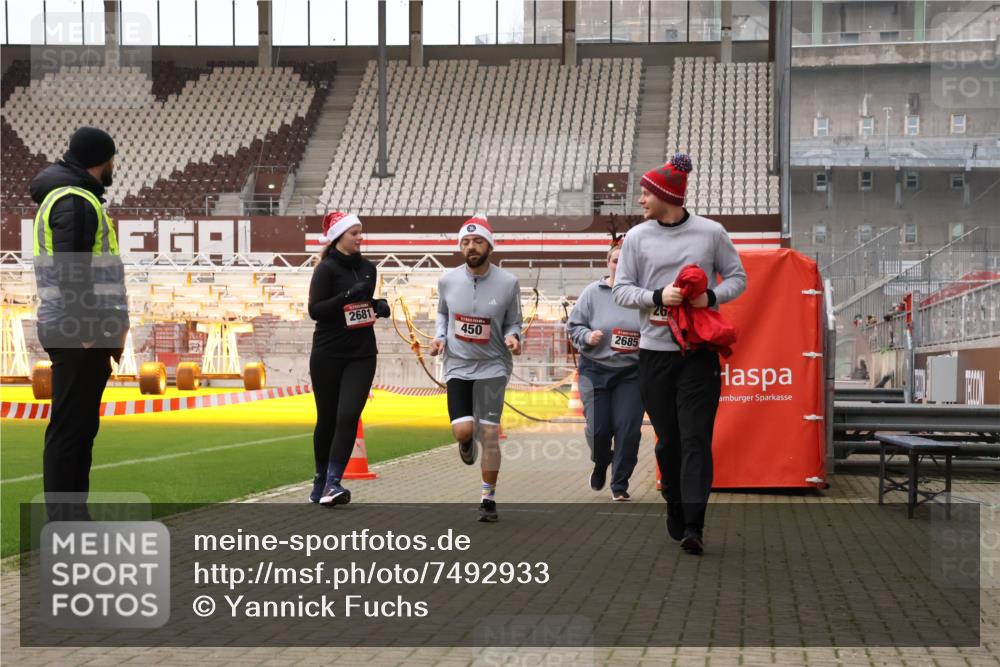 08.12.2024 - St. Pauli X-Mass-Run No. 14 Yannick Fuchs http://msf.ph/oto/7492933 08.12.2024 10:49:44 Ziel 450, 2681, 2684, 2685 meine-sportfotos.de