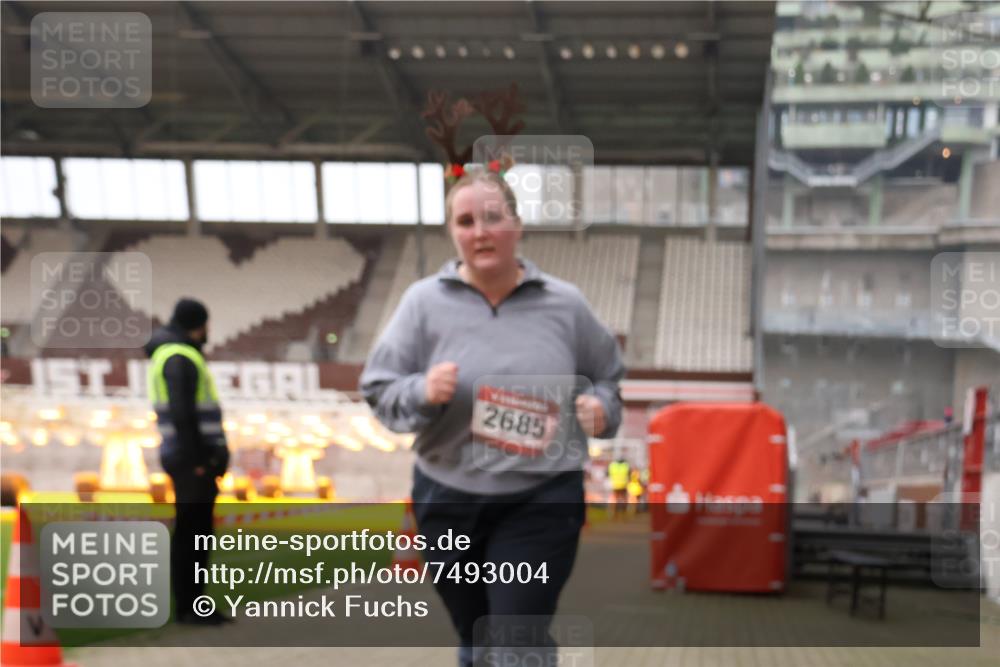 08.12.2024 - St. Pauli X-Mass-Run No. 14 Yannick Fuchs http://msf.ph/oto/7493004 08.12.2024 10:49:50 Ziel 450, 2681, 2684, 2685 meine-sportfotos.de