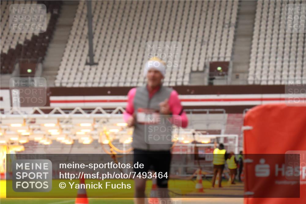 08.12.2024 - St. Pauli X-Mass-Run No. 14 Yannick Fuchs http://msf.ph/oto/7493464 08.12.2024 10:52:07 Ziel 73, 820, 1756, 1785 meine-sportfotos.de