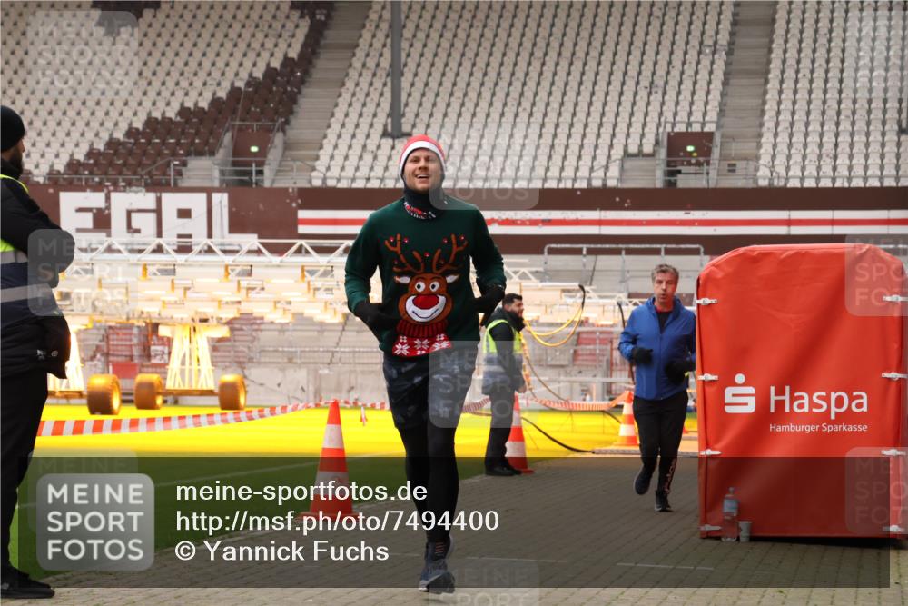 08.12.2024 - St. Pauli X-Mass-Run No. 14 Yannick Fuchs http://msf.ph/oto/7494400 08.12.2024 10:53:54 Ziel 88, 648, 2181 meine-sportfotos.de