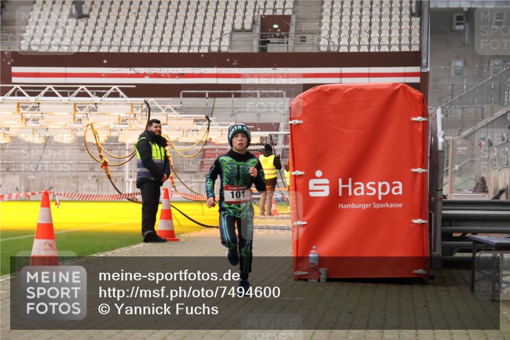 08.12.2024 - St. Pauli X-Mass-Run No. 14 Yannick Fuchs http://msf.ph/oto/7494600 08.12.2024 10:54:07 Ziel 101, 648, 2181, 2232 meine-sportfotos.de
