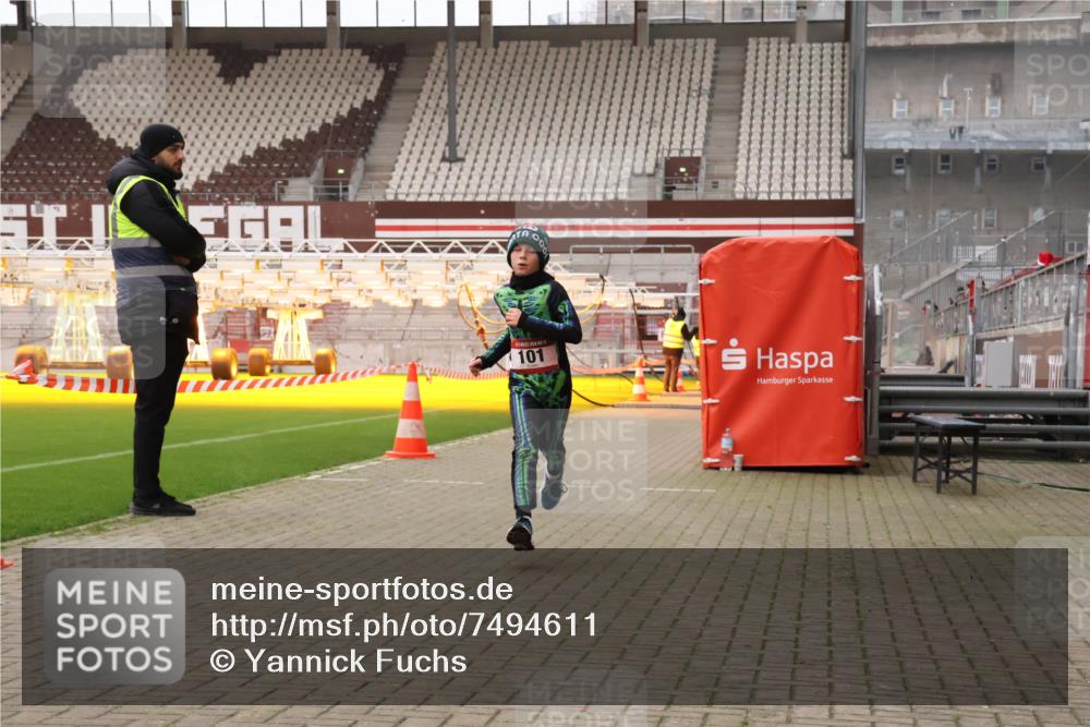 08.12.2024 - St. Pauli X-Mass-Run No. 14 Yannick Fuchs http://msf.ph/oto/7494611 08.12.2024 10:54:08 Ziel 101, 648, 2181, 2232 meine-sportfotos.de