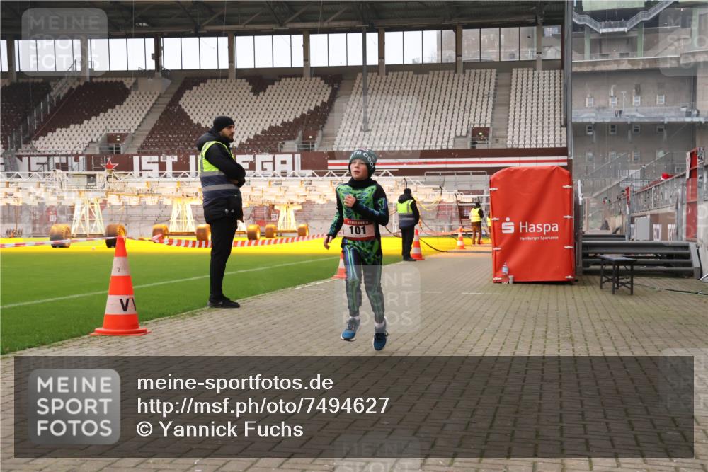 08.12.2024 - St. Pauli X-Mass-Run No. 14 Yannick Fuchs http://msf.ph/oto/7494627 08.12.2024 10:54:09 Ziel 101, 2181, 2232 meine-sportfotos.de