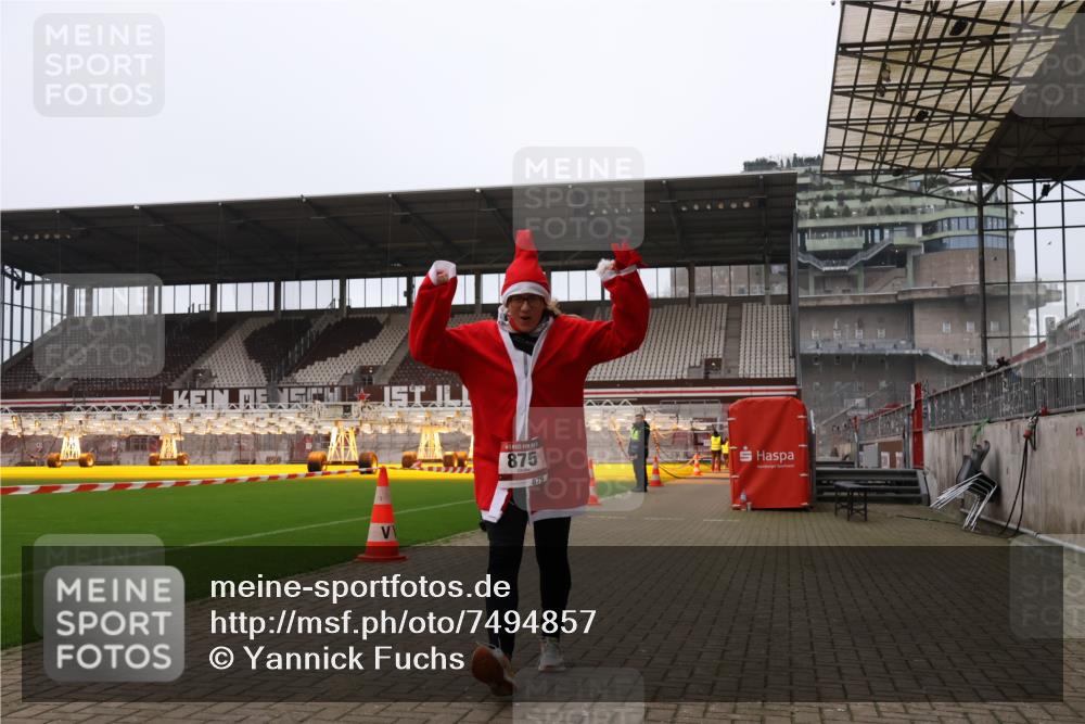 08.12.2024 - St. Pauli X-Mass-Run No. 14 Yannick Fuchs http://msf.ph/oto/7494857 08.12.2024 10:54:30 Ziel  meine-sportfotos.de