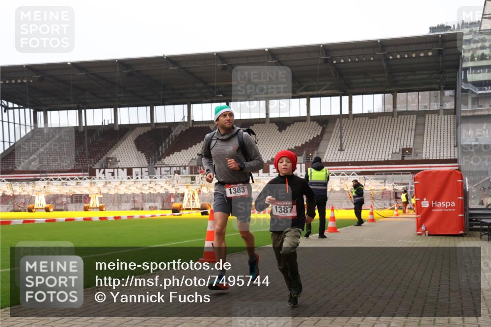 08.12.2024 - St. Pauli X-Mass-Run No. 14 Yannick Fuchs http://msf.ph/oto/7495744 08.12.2024 10:56:05 Ziel 1293, 1383, 1387 meine-sportfotos.de