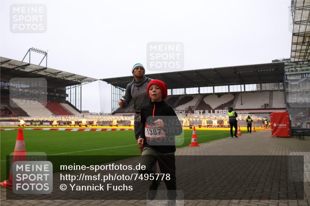 08.12.2024 - St. Pauli X-Mass-Run No. 14 Yannick Fuchs http://msf.ph/oto/7495778 08.12.2024 10:56:05 Ziel 1293, 1383, 1387 meine-sportfotos.de