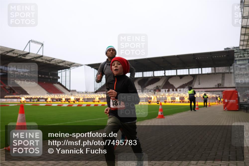 08.12.2024 - St. Pauli X-Mass-Run No. 14 Yannick Fuchs http://msf.ph/oto/7495783 08.12.2024 10:56:06 Ziel 1293, 1383, 1387 meine-sportfotos.de