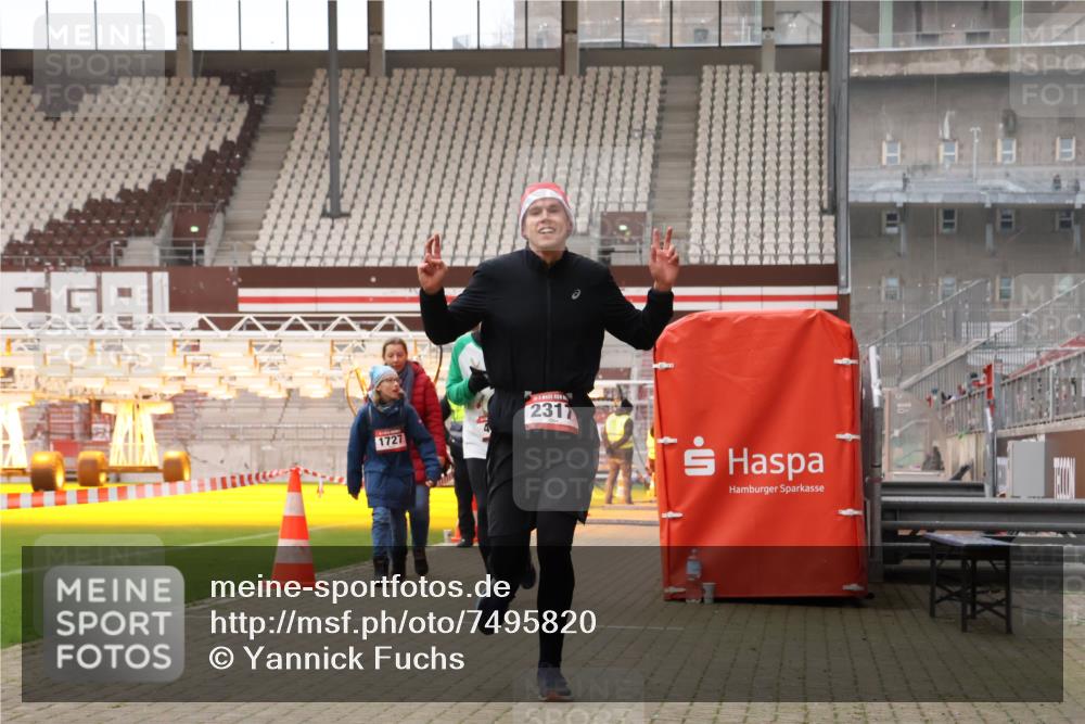 08.12.2024 - St. Pauli X-Mass-Run No. 14 Yannick Fuchs http://msf.ph/oto/7495820 08.12.2024 10:56:25 Ziel 2317 meine-sportfotos.de