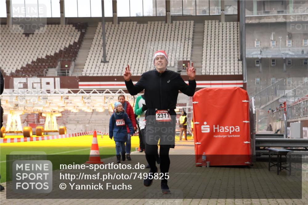 08.12.2024 - St. Pauli X-Mass-Run No. 14 Yannick Fuchs http://msf.ph/oto/7495825 08.12.2024 10:56:26 Ziel 2317 meine-sportfotos.de