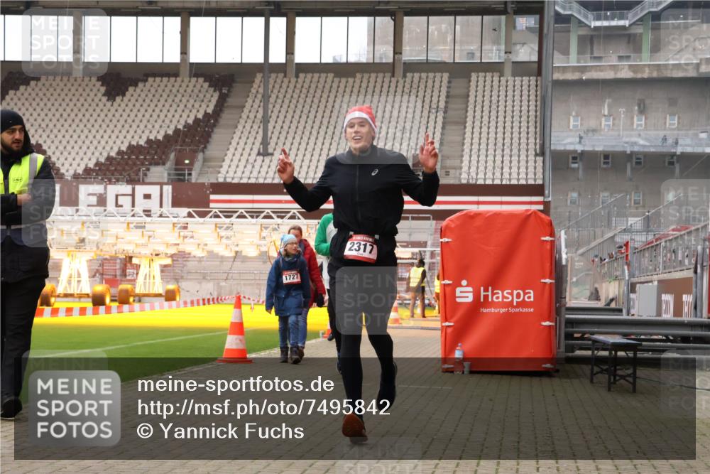 08.12.2024 - St. Pauli X-Mass-Run No. 14 Yannick Fuchs http://msf.ph/oto/7495842 08.12.2024 10:56:26 Ziel 2317 meine-sportfotos.de
