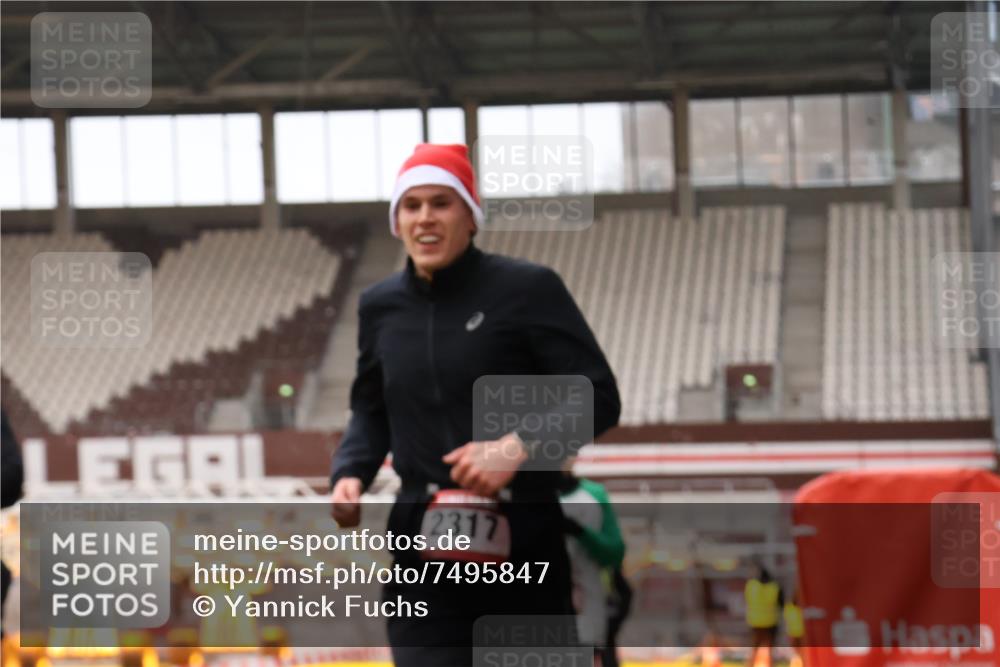 08.12.2024 - St. Pauli X-Mass-Run No. 14 Yannick Fuchs http://msf.ph/oto/7495847 08.12.2024 10:56:27 Ziel 407, 2317 meine-sportfotos.de