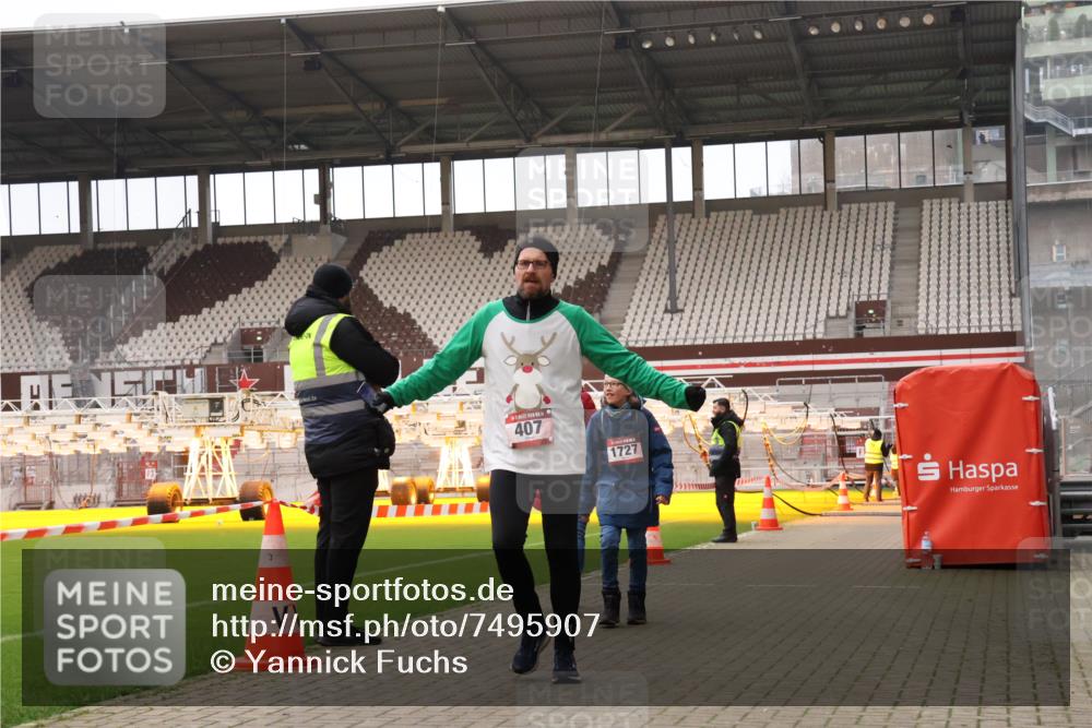 08.12.2024 - St. Pauli X-Mass-Run No. 14 Yannick Fuchs http://msf.ph/oto/7495907 08.12.2024 10:56:31 Ziel 407, 1364, 1726, 1727, 1791, 2317 meine-sportfotos.de