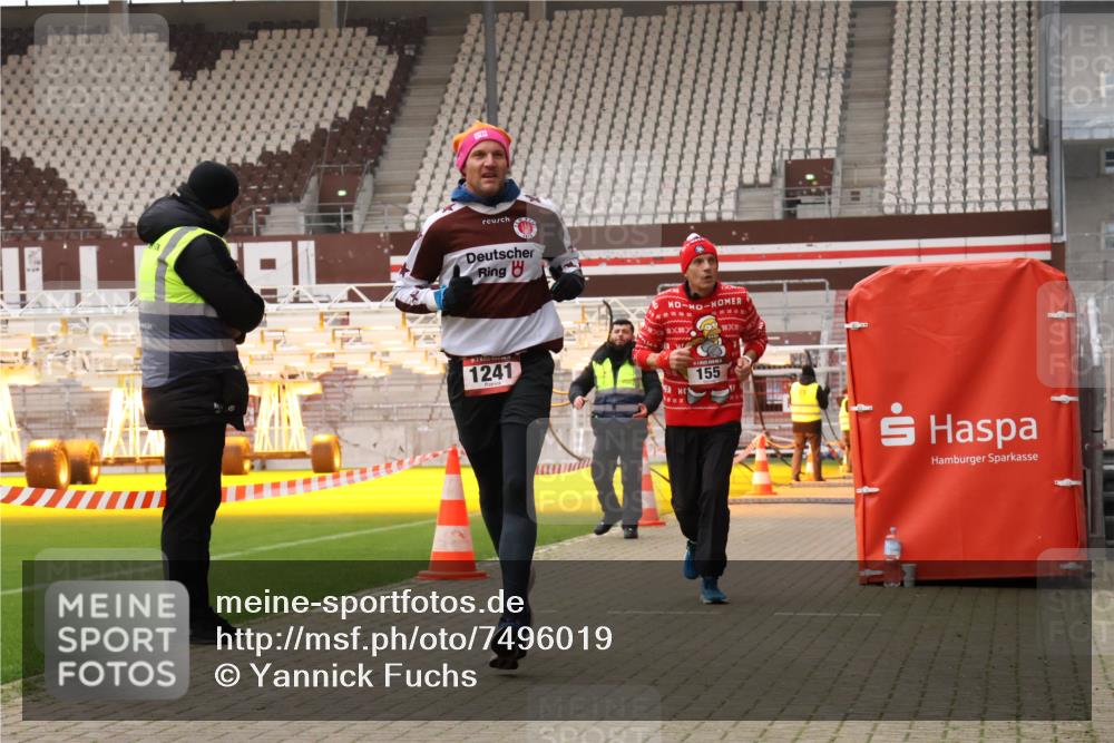 08.12.2024 - St. Pauli X-Mass-Run No. 14 Yannick Fuchs http://msf.ph/oto/7496019 08.12.2024 10:56:53 Ziel 155, 1241, 1364, 1726, 1727, 1791 meine-sportfotos.de