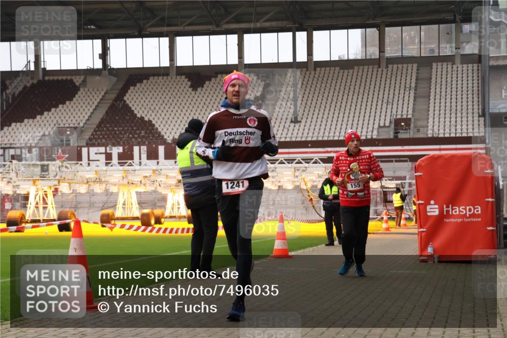 08.12.2024 - St. Pauli X-Mass-Run No. 14 Yannick Fuchs http://msf.ph/oto/7496035 08.12.2024 10:56:54 Ziel 155, 1241, 1726, 1727, 1791 meine-sportfotos.de