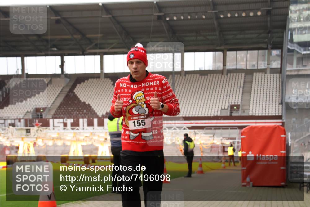 08.12.2024 - St. Pauli X-Mass-Run No. 14 Yannick Fuchs http://msf.ph/oto/7496098 08.12.2024 10:56:56 Ziel 155, 1241, 1726, 1727 meine-sportfotos.de